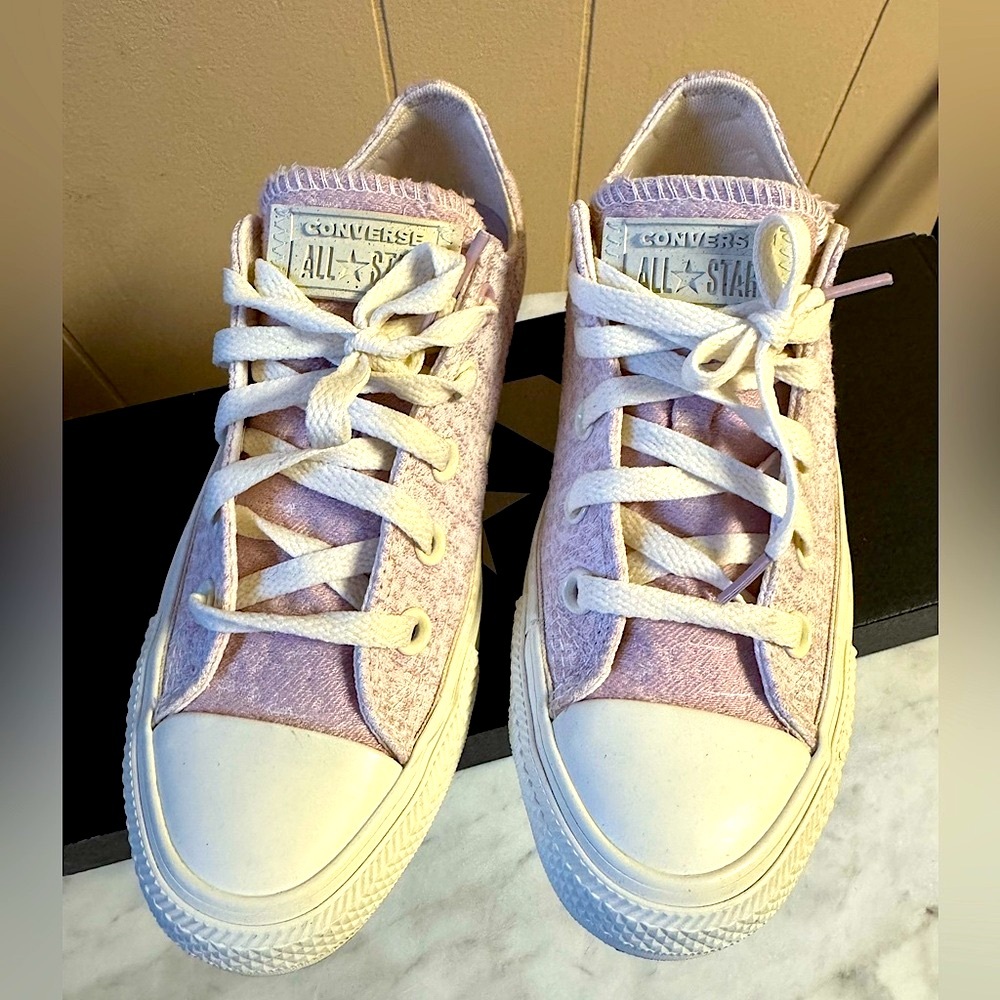 Like NEW Pink Converse all star women’s size 5 - worn once
